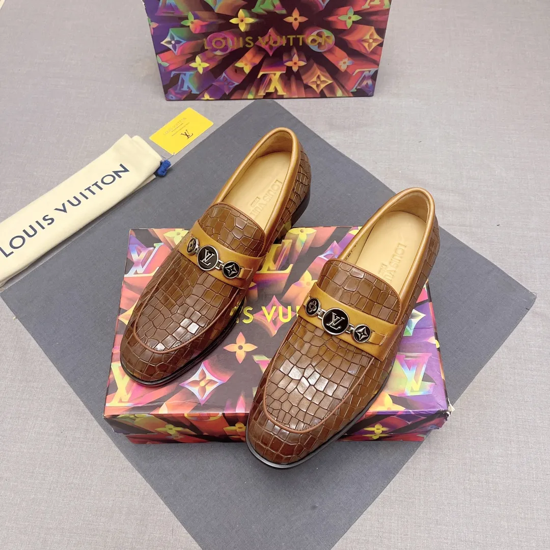 p440【LV】《Lv leather shoes are a must-have for trendy men. 👟Strong European fashion atmosphere. Generous shoe last. High-end quality. Fully imported first-layer cowhide. Sheepskin lining. Comfortable on the feet. Lightweight rubber outsole is thick and comfortable. 👍👍Its unique talent lies in its unremitting pursuit of innovation. 0️⃣0️⃣2️⃣ Code number 39 to 44 (Can be customized for 38.45) No. 0117
